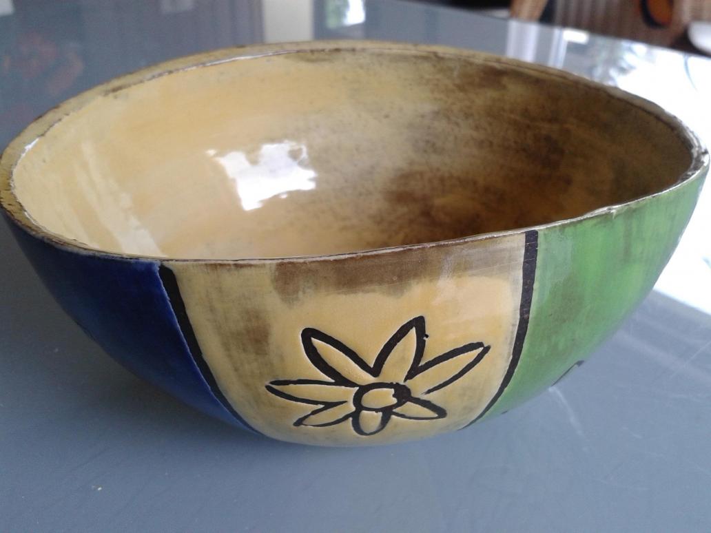 Keramikschale, gestaltet mit Engobe und Scraffitto