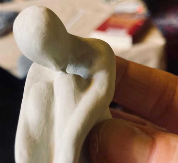 frei geformte Figur aus Keramik